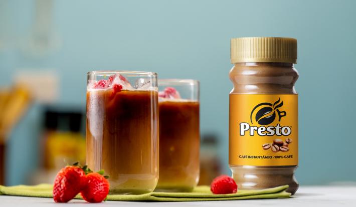 café con frutos rojos