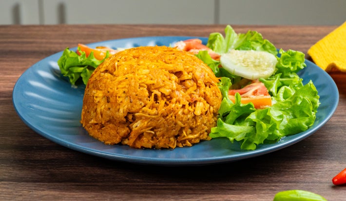 Arroz con Pollo Casero con Achiote y Ensalada a la Vinagreta