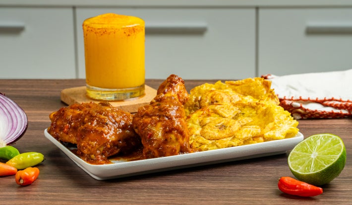 Pollo Guisado con patacones