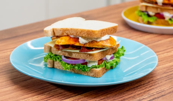 SANDWICH DE POLLO Y CÚRCUMA SABOR Y COLOR