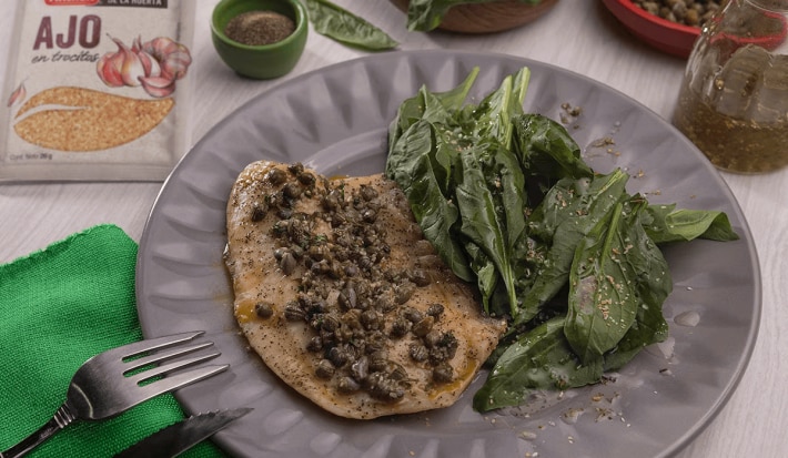 Pescado en salsa de limón con ajo y perejil