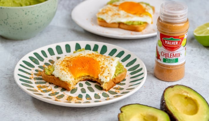 Tostadas de Aguacate con Huevo y Chile