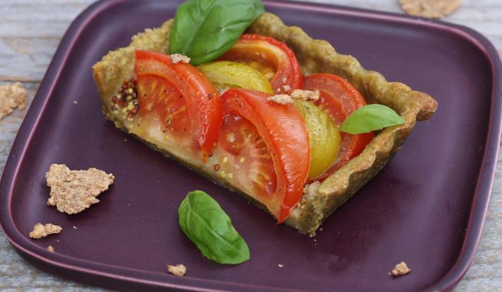Tarta de Cereal Fitness® Original con tomates rojos y verdes, albahaca y mostaza granulada.