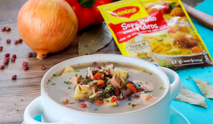 Sopa de Frijol Rojo con Pollo