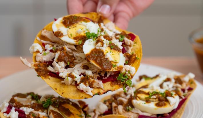 tostada de pollo con salsa de chile pasa