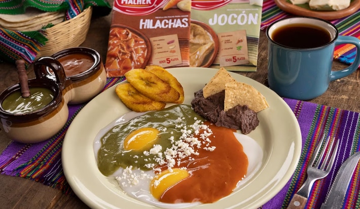 Huevos divorciados con salsa de jocón e hilachas
