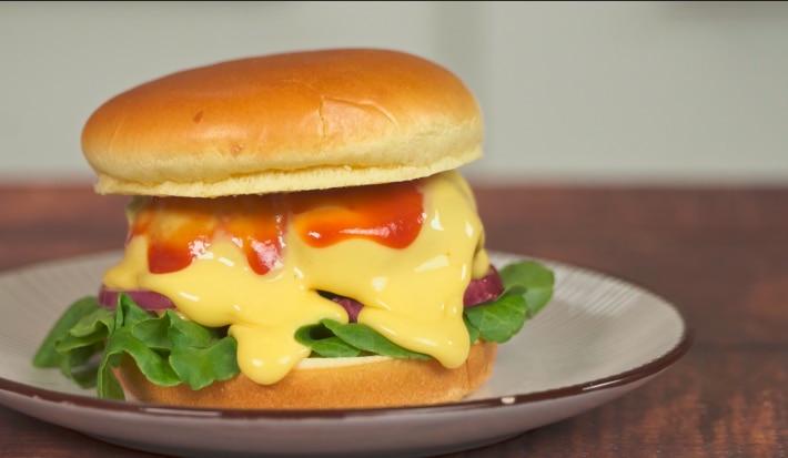 Hamburguesa en salsa de queso