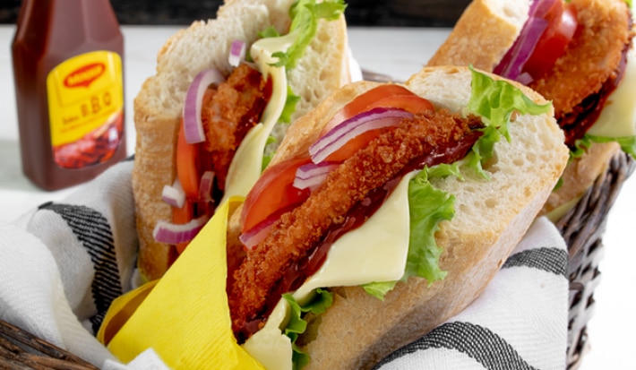 Emparedado de pollo crispy y salsa BBQ