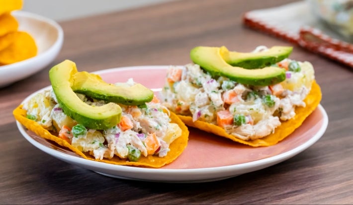Tostada de Pollo con Ensalada Rusa