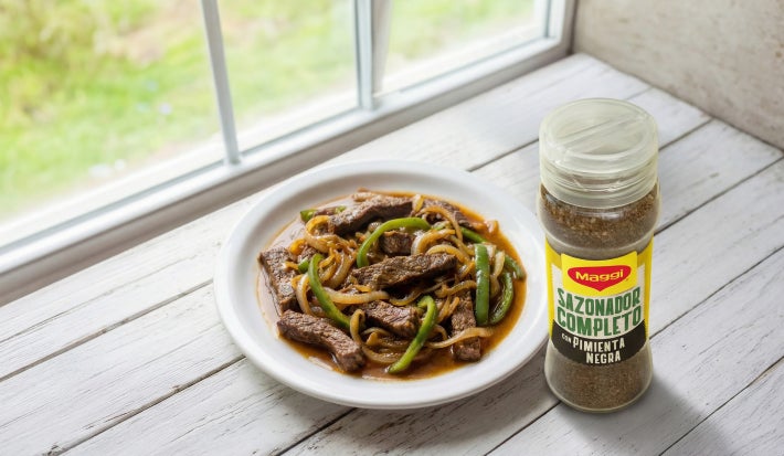 Bistec encebollado con Pimienta Maggi®