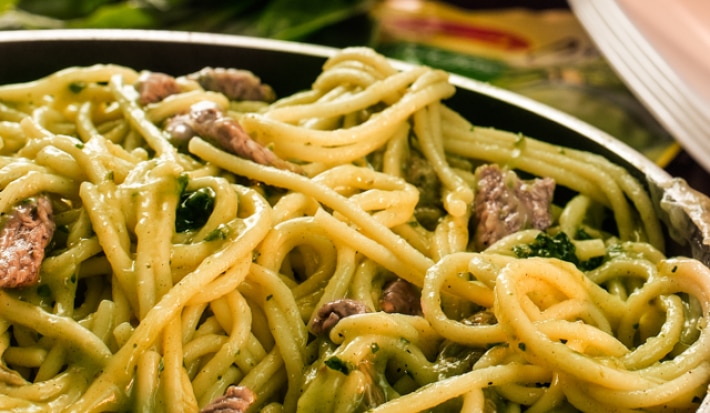Espaguetis con tiras de res en salsa de espinacas