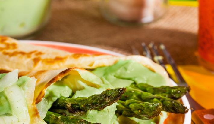 Crepas rellenas de espárragos