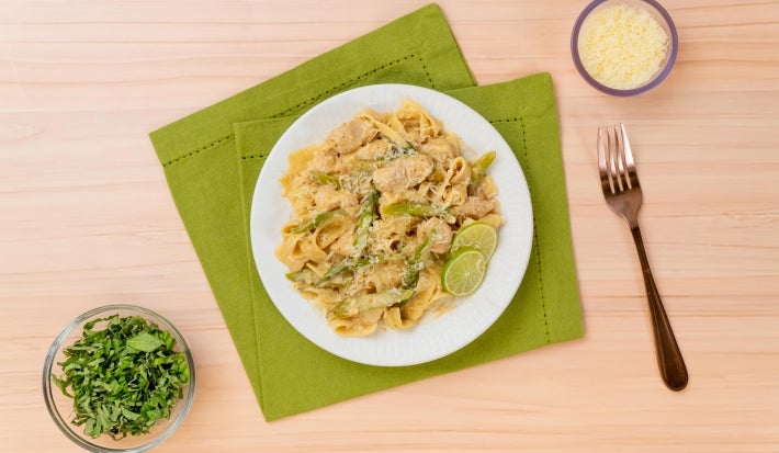 Pasta al limón con espárragos y pollo