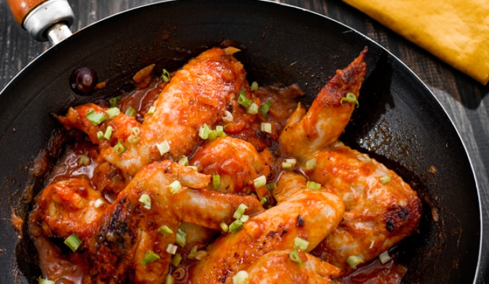 Alitas asadas en salsa de tomate