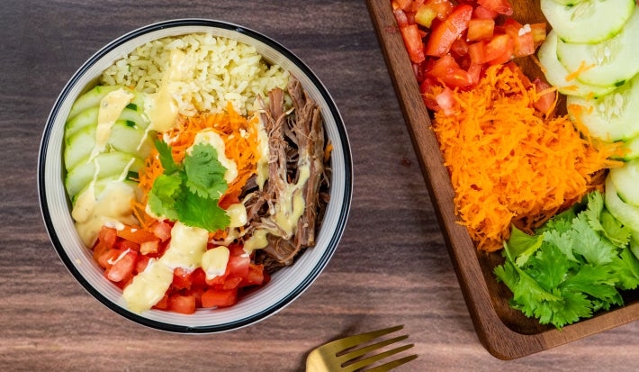 poke carne y vegetales