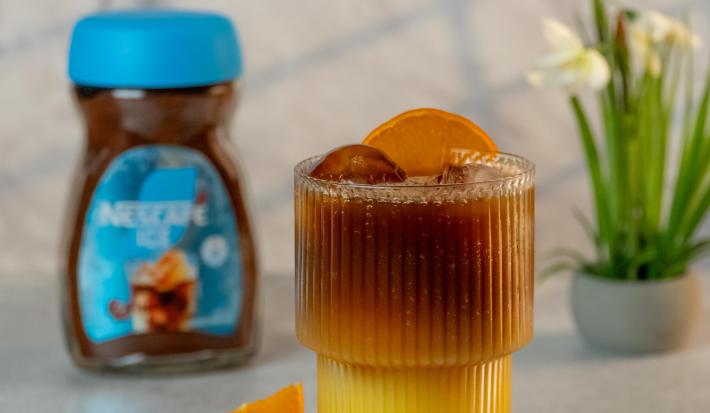 café frio con naranja