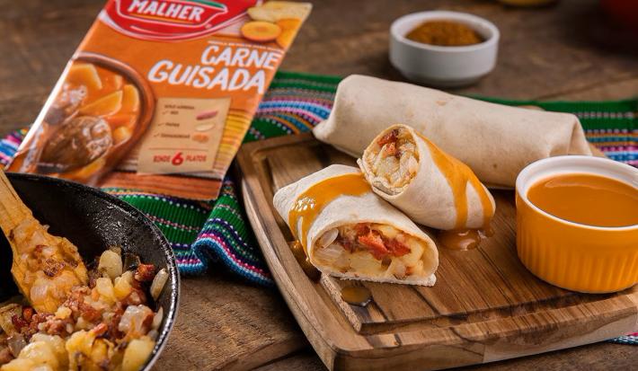 Burrito con Papa y Chorizo Bañados en Salsa de Carne Guisada