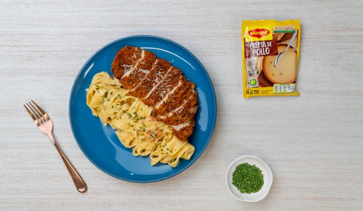 Pasta con pollo a la milanesa