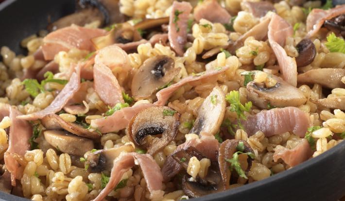 Arroz con tocino y hongos