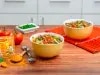 Chow mein de carne con fideos, tomate, pimiento, zucchini y salsa de soya, servido en tazones