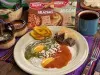 Huevos divorciados con salsa de jocón e hilachas