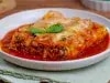 Canelones rellenos de carne molida al horno con salsa roja y queso gratinado