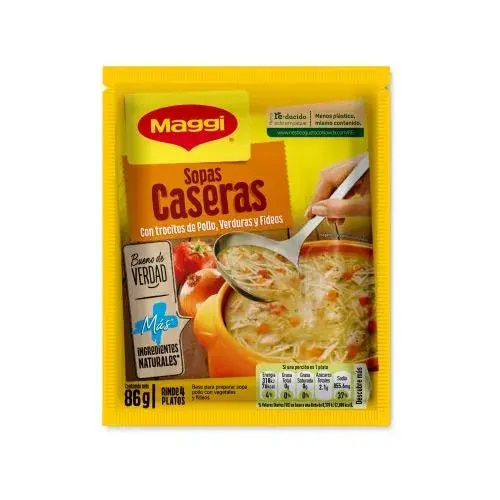 Sopa casera con trocitos de pollo, verduras y fideos