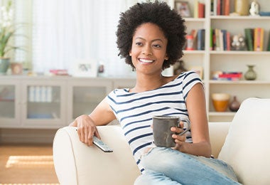 Tomando café de altura en casa. Tomando café de altura en casa mientas se ve televisión.