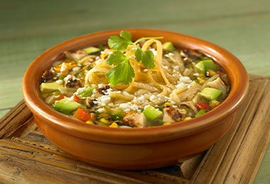 Vajilla de barro con sopa. Vajilla de barro con sopa de tortilla.